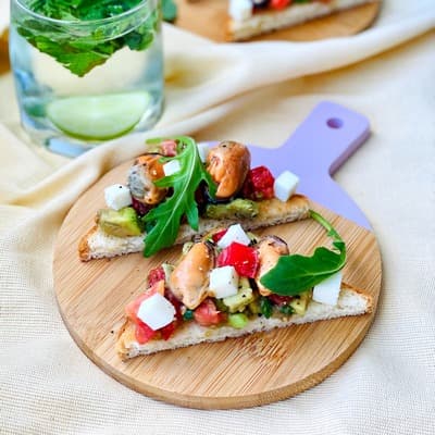 Брускетта с мидиями и авокадо