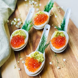 Фаршированные яйца с авокадо и красной икрой