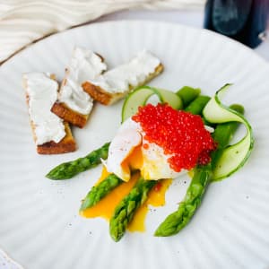 Полезный завтрак с красной икрой и спаржей