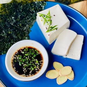 Сыр тофу с нори и пикантным соусом | Полезный перекус