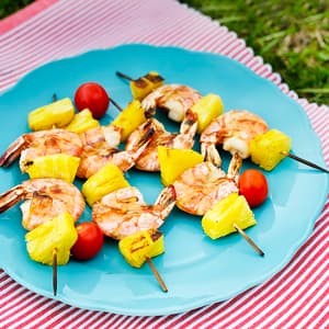 Шашлычки из креветок с ананасами на гриле
