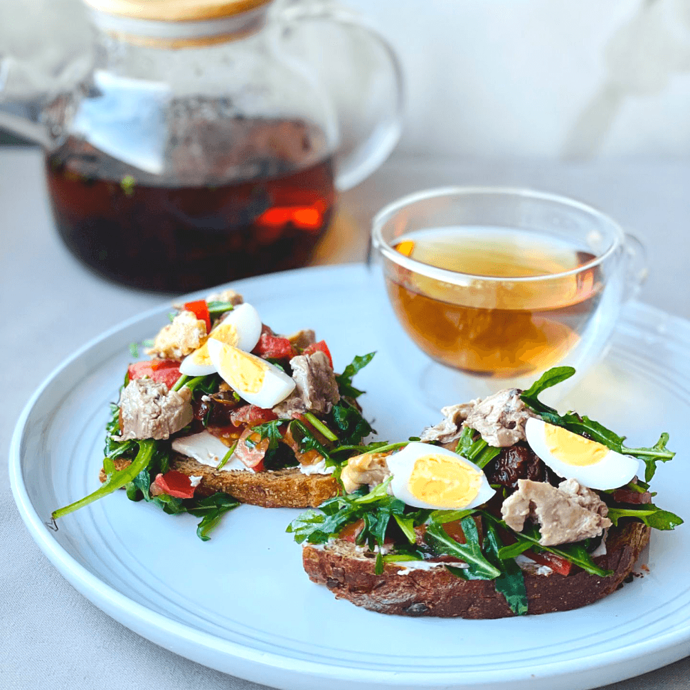 Брускетта с печенью трески и томатами