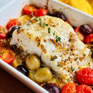 Зубатка запеченная с лимоном, оливками и томатами черри