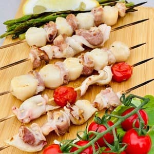Шашлычки с морепродуктами и беконом