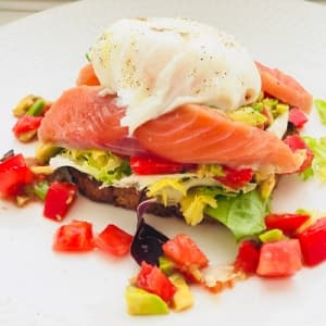 Праздничный завтрак с вареным яйцом и слабосоленой неркой