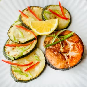 Рулетики из стейка кижуча с цукини