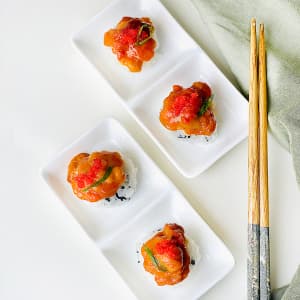Рисовые шарики с икрой морского ежа, тобико и морской капустой