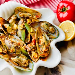 Мидии Киви в винном соусе с томатами и артишоками