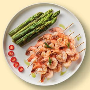 Королевская креветка, обжаренная на гриле со спаржей и перцем чили