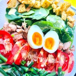 Салат с печенью трески и шпинатом