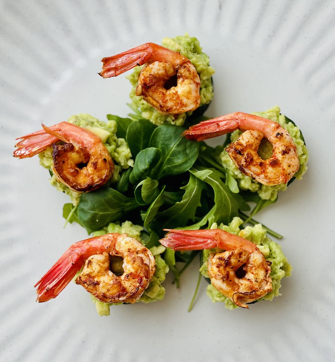 Канапе с креветками и авокадо