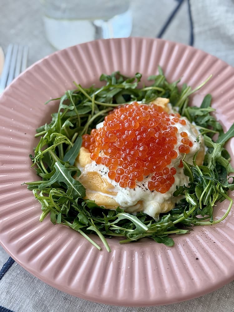 Скрэмбл с красной икрой и страчателлой