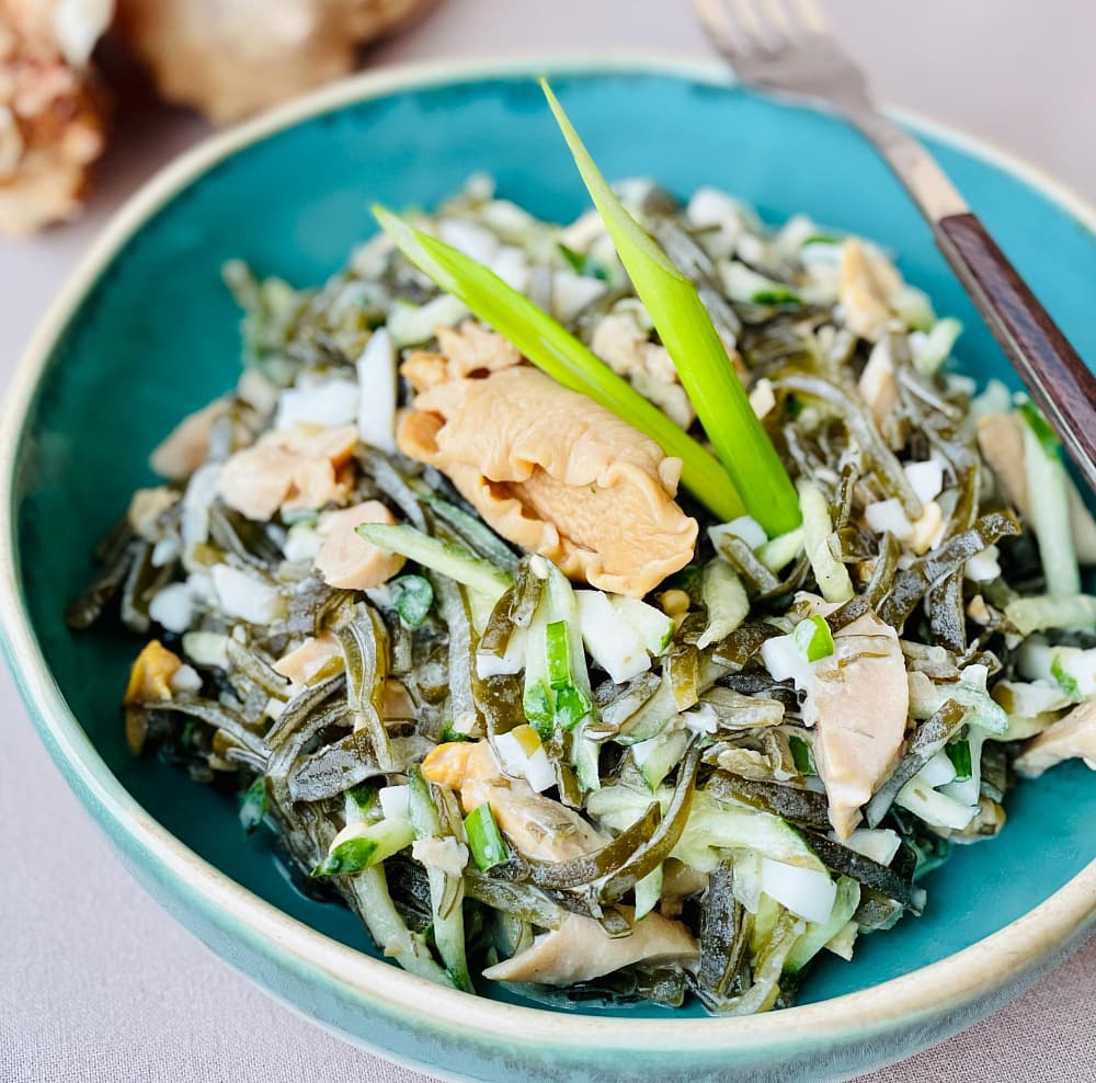 Витаминный салат с трубачом и морской капустой