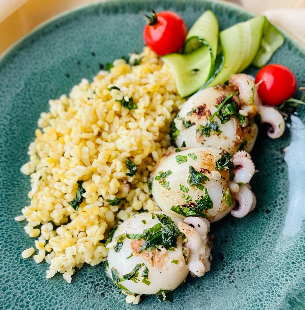 Молодые каракатицы с петрушкой и чесноком