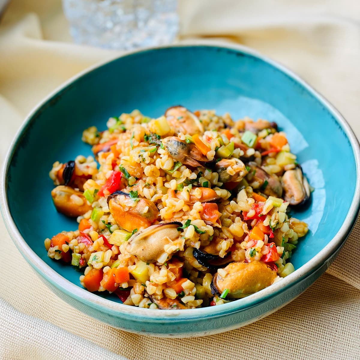 Мидии с булгуром и овощами