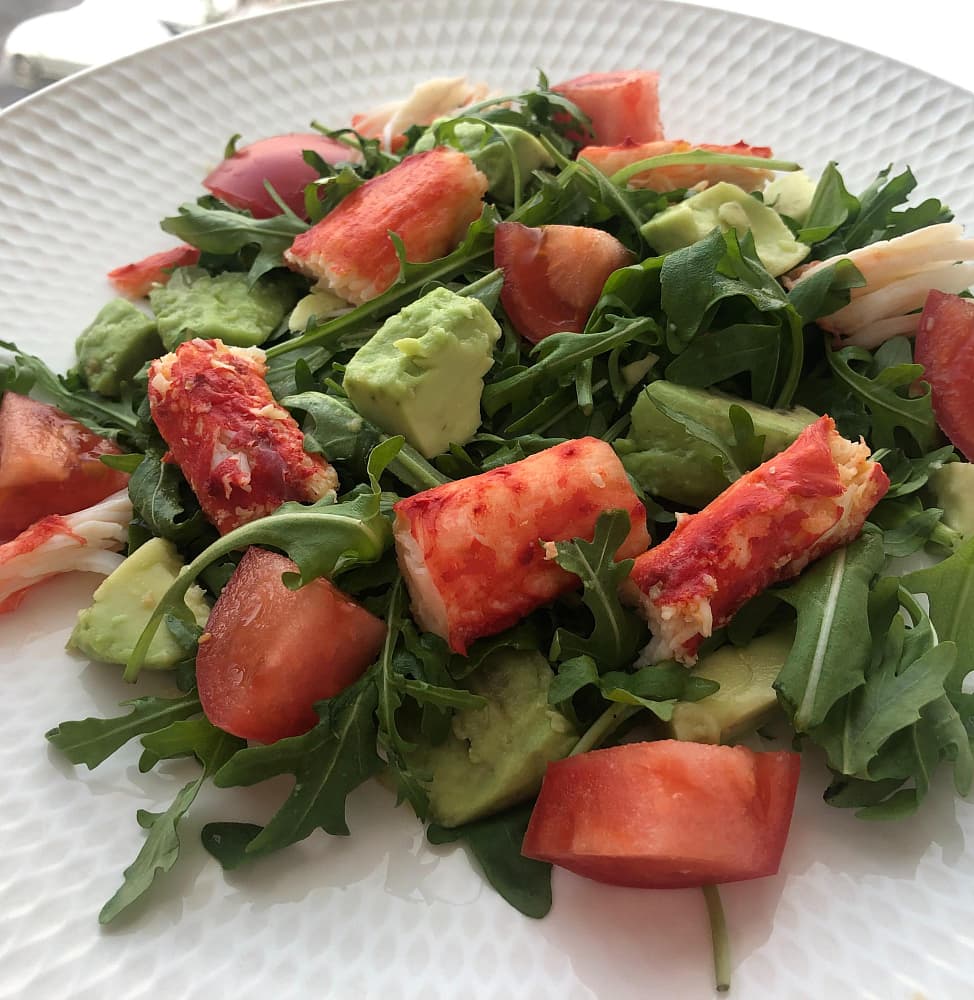 Легкий салат из камчатского краба с пряной рукколой