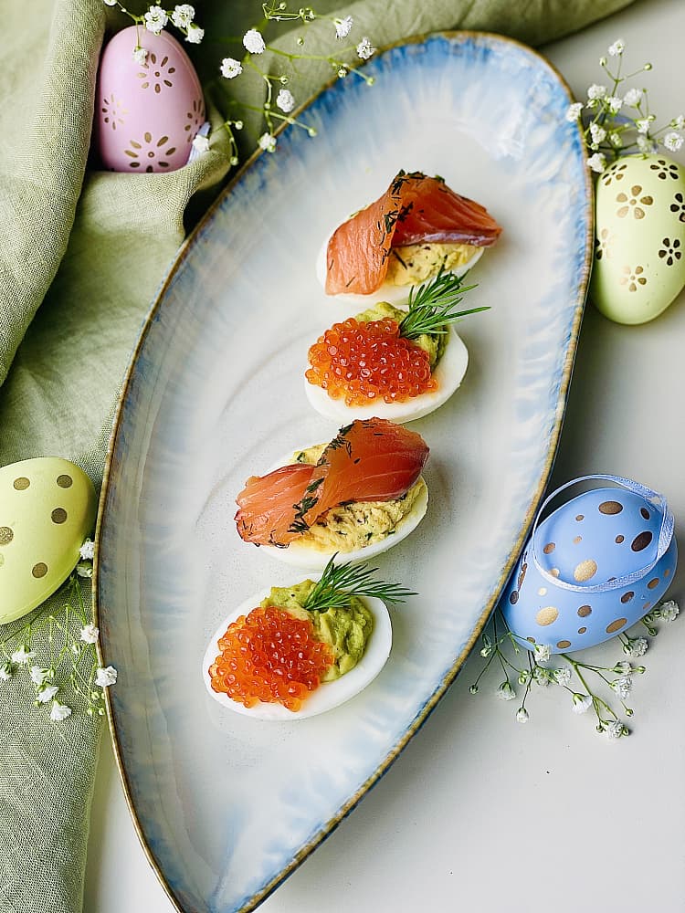 Фаршированные яйца с авокадо и красной икрой