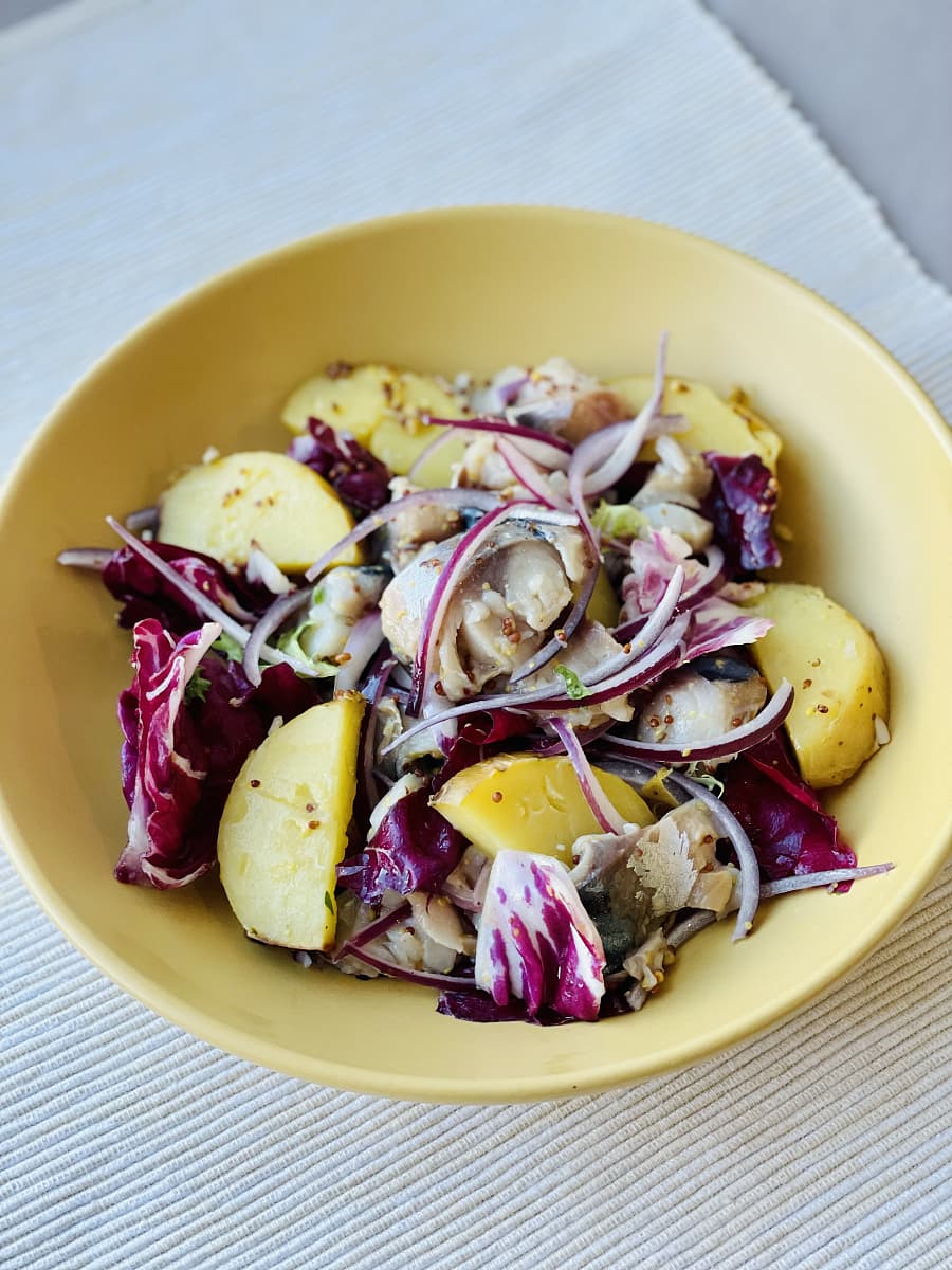 Теплый салат со скумбрией холодного копчения