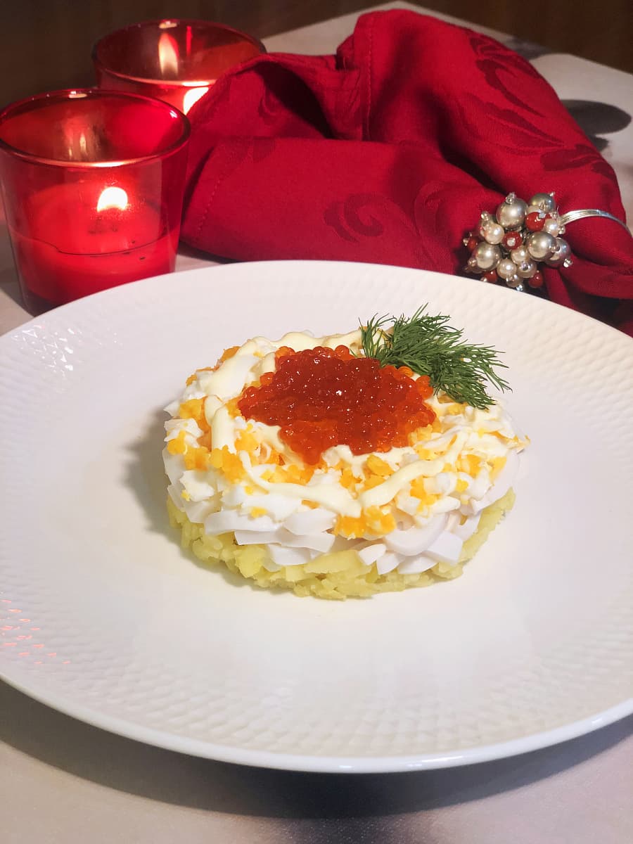 Салат «Царский» с кальмарами и красной икрой