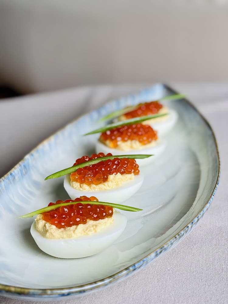 Яйца, фаршированные икрой