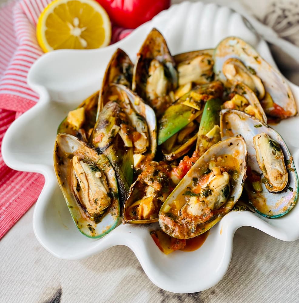 Мидии в ароматном томатном соусе