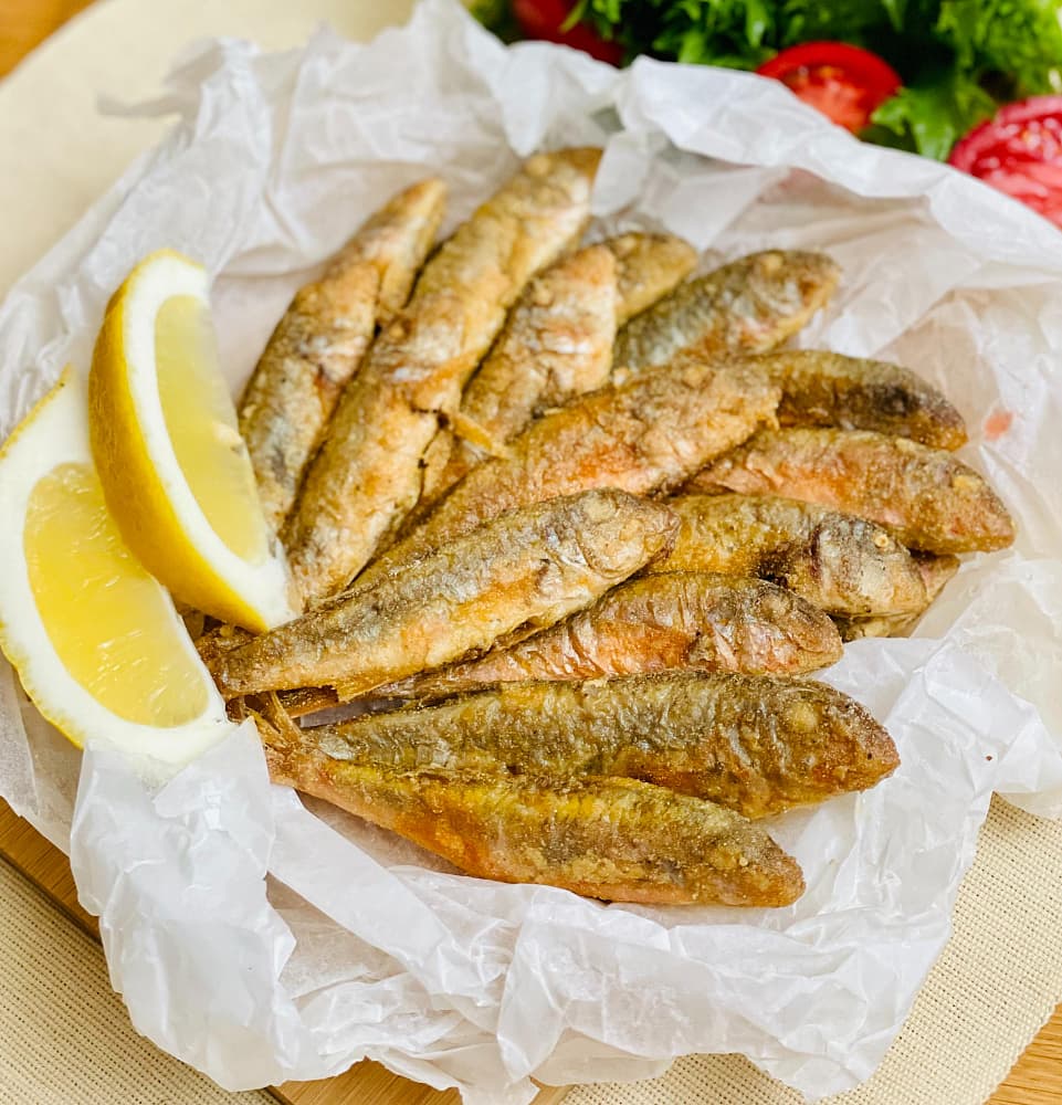 Жареная барабулька с соусом дзадзики