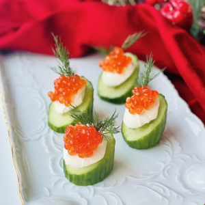 Мини-канапе с красной икрой и свежим огурцом