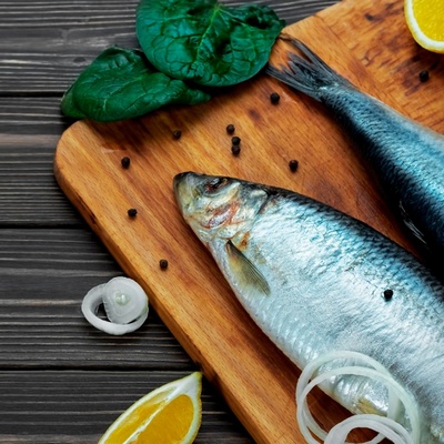 Как убрать запах рыбы и морепродуктов с разделочной доски?