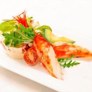 Легкий салат из камчатского краба с пряной рукколой