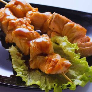 Шашлык из семги на мангале с лимоном и розмарином