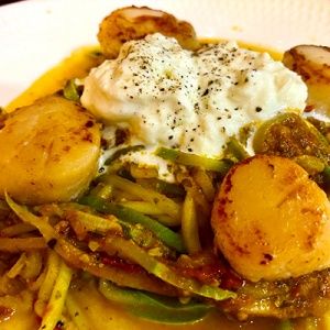Паста из кабачков с жареными гребешками