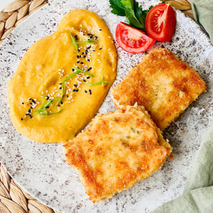 Кубики лосося в хрустящей панировке с пюре из батата