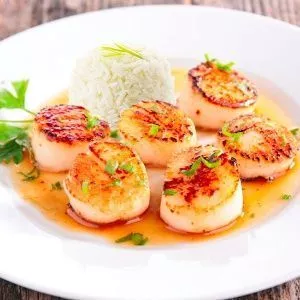 Жареные морские гребешки с гарниром из риса