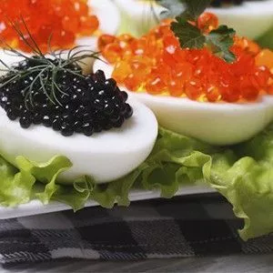 Яйца, фаршированные икрой