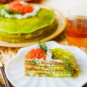 Блинный торт с красной рыбой, икрой и авокадо
