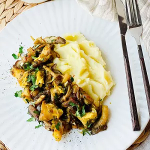 Рапаны жаренные с вешенками и луком