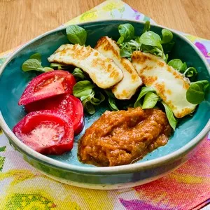 Завтрак с кабачковой икрой и жаренным адыгейским сыром
