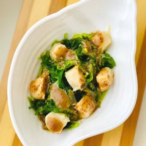 Гребешок с чукой и ореховым соусом