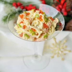 Салат с кальмаром, креветкой и красной икрой