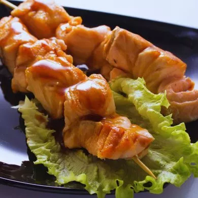 Шашлык из семги на мангале с лимоном и розмарином
