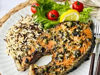 Стейки чавычи в винном соусе с каперсами и чесноком