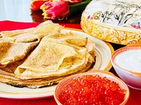 Блины с красной икрой и сметаной