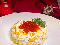 Салат «Царский» с кальмарами и красной икрой
