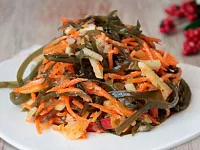 Витаминный салат с кальмарами и морской капустой
